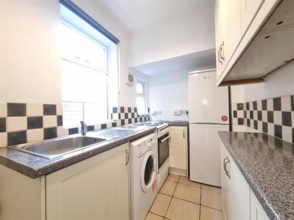 FITTED KITCHEN