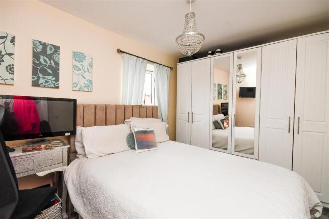 7 The Mews - Bedroom 1.jpg