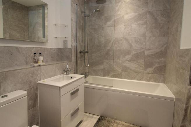 Bathroom 20 Steel Close.jpg