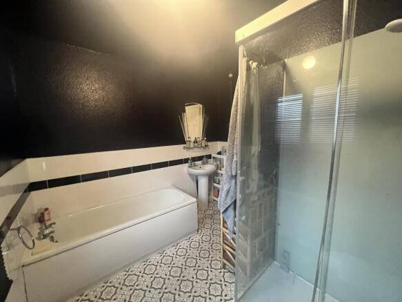 4 bed Semi-Detached to rent Image 8