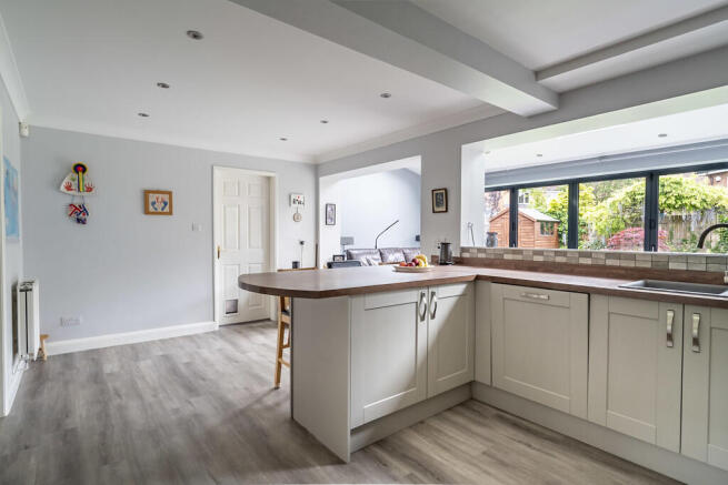4 bed Detached for sale Image 7