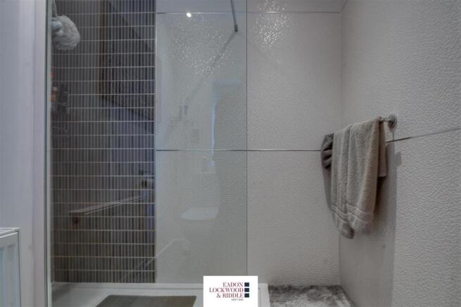 Ensuite 2.jpg