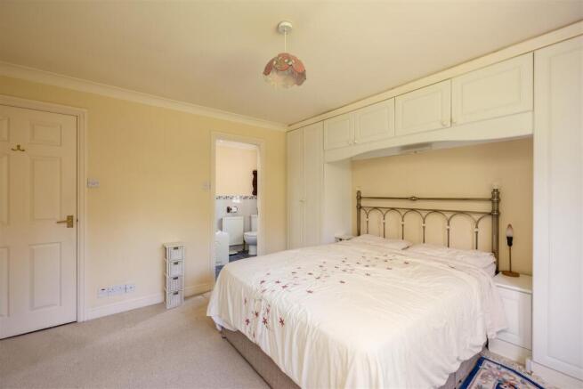 5 bed Detached for sale Image 9