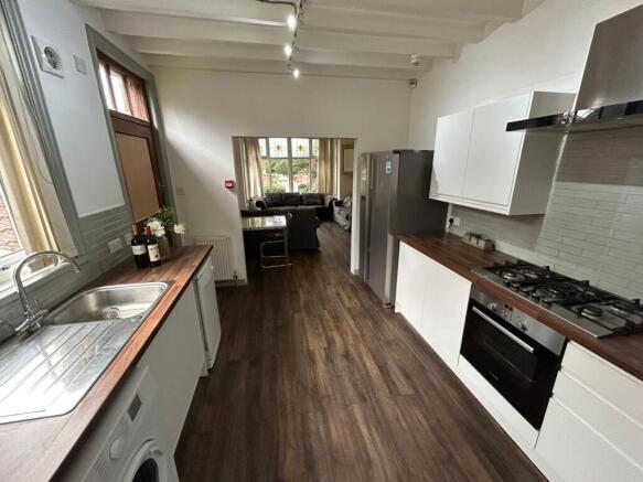 8 bed Semi-Detached for sale Image 4