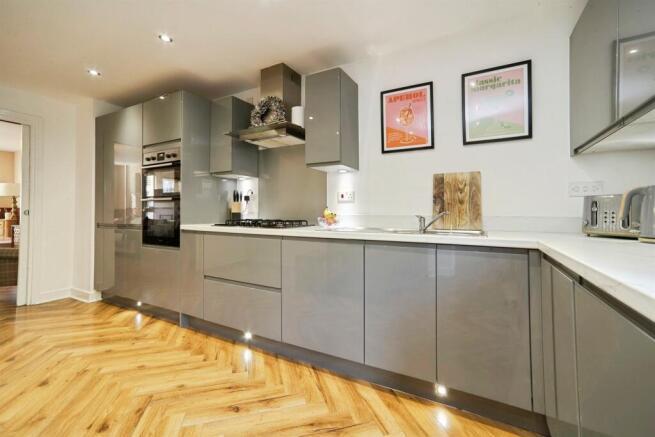 4 bed Detached for sale Image 4