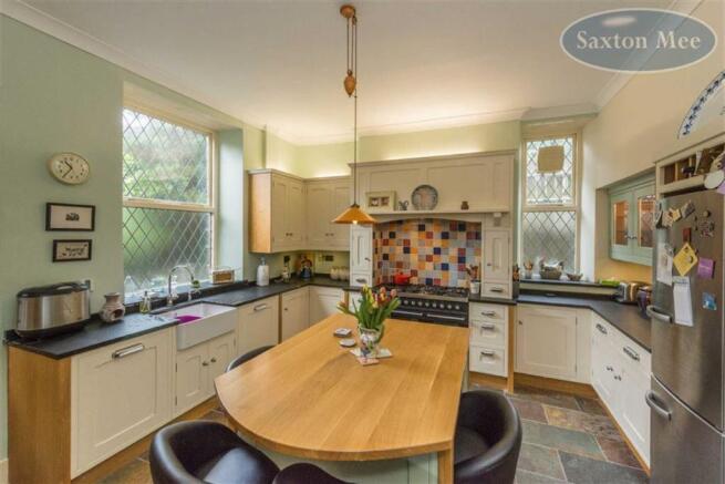 BREAKFASTING KITCHEN