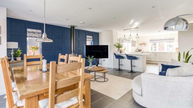Large Triple Aspect Living Kitchen/Dining