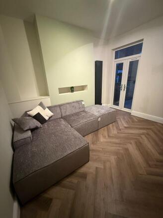 4 bed House to rent Image 12