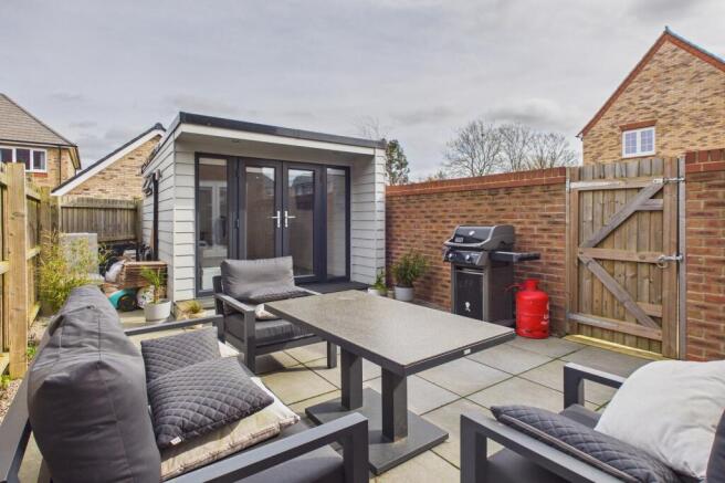 CAM02519G0-PR0403-STILL022