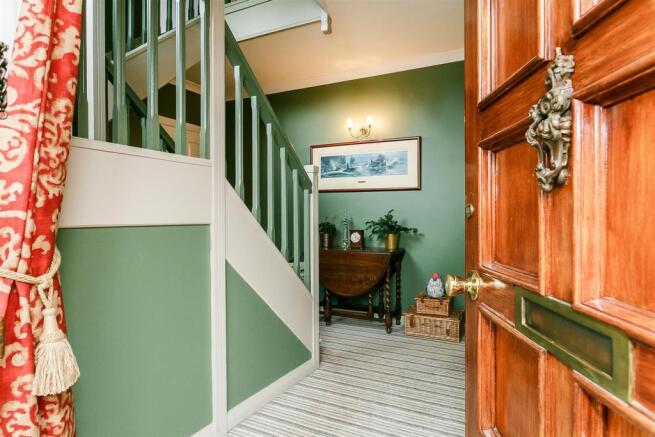 8296152-interior34.j