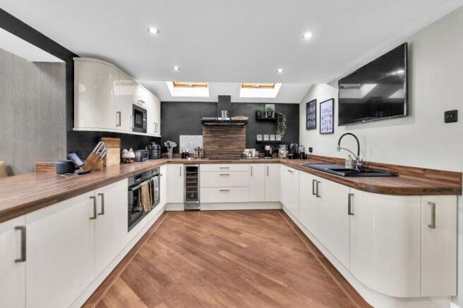 4 bed Detached for sale Image 5