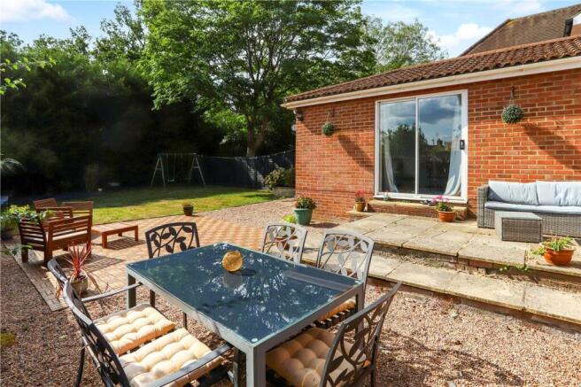 Santina Close, Farnham, GU9 photo 4