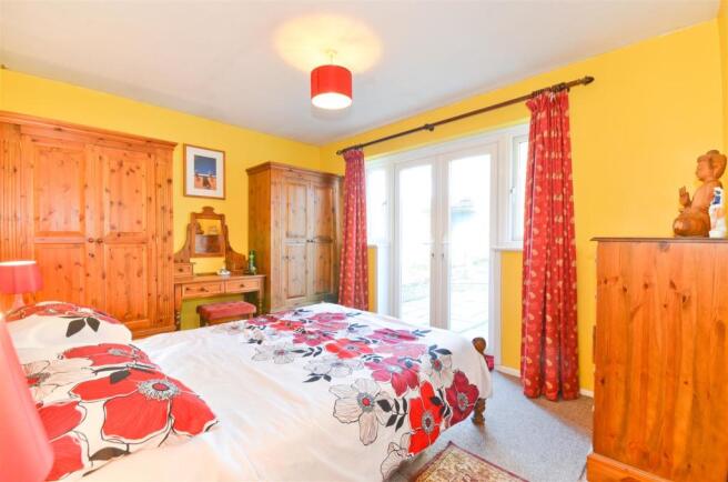 Bedroom 1 (2).JPG
