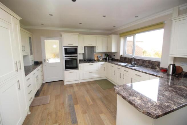 LIVING KITCHEN