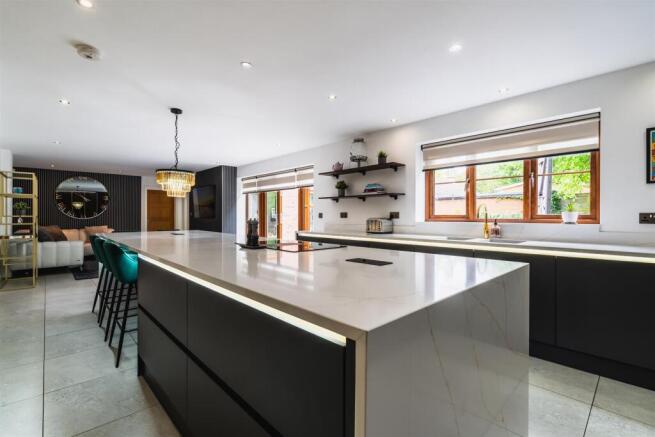 5 bed Detached for sale Image 12