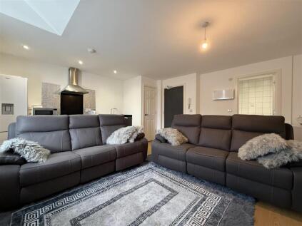 Toto House, Bolton