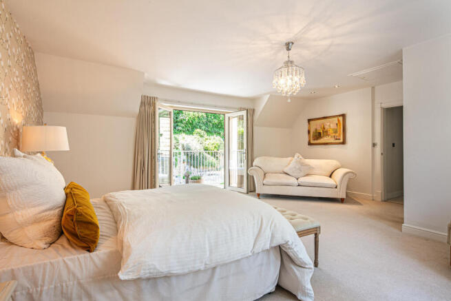 6 bed Detached for sale Image 9