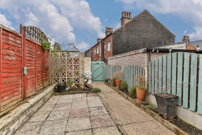 3 bed Terraced to rent Image 12
