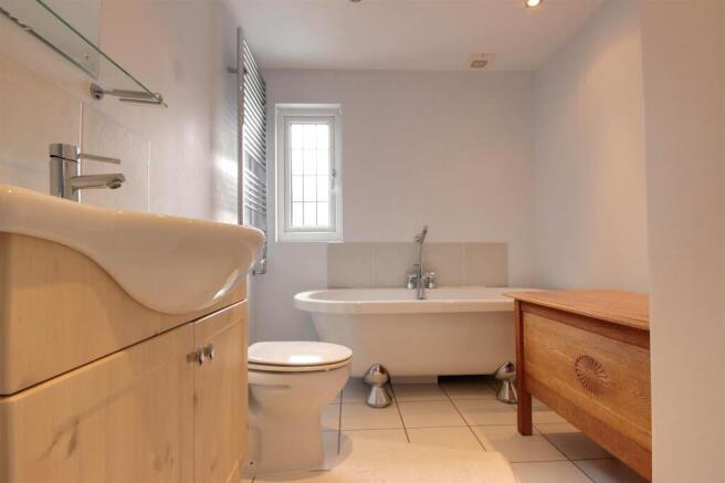 4 bed Detached Bungalow for sale Image 12