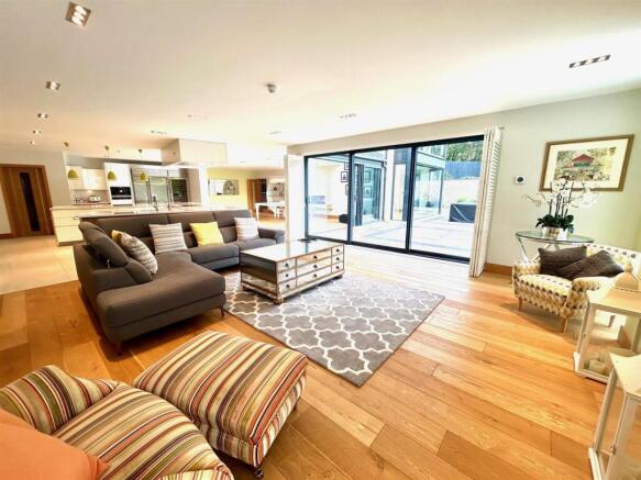 4 bed Detached for sale Image 12