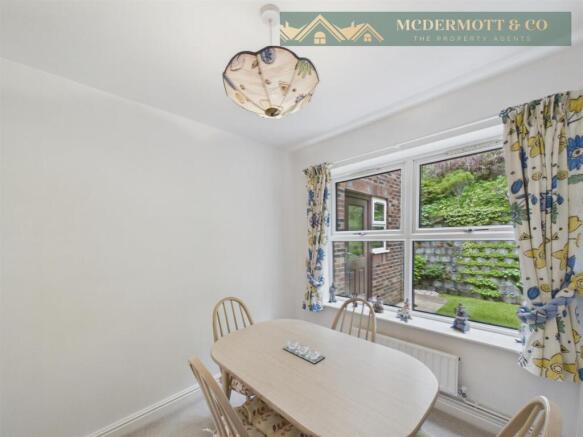 5 bed Detached for sale Image 11