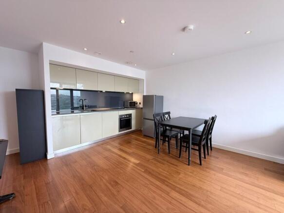 2 bed Apartment to rent Image 6
