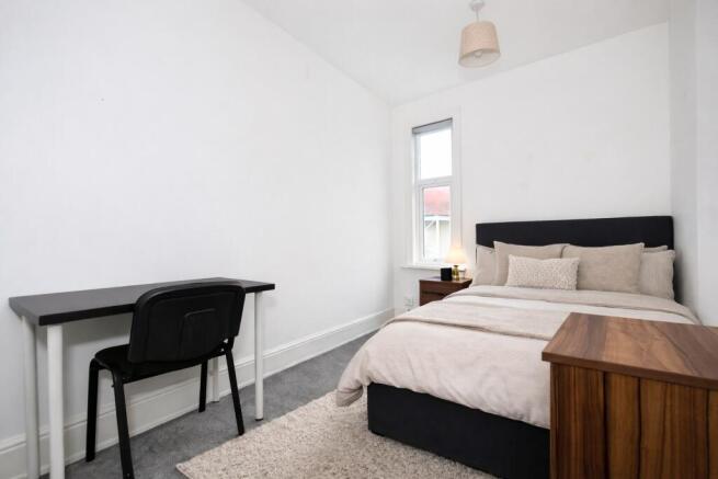 6 bed House to rent Image 5