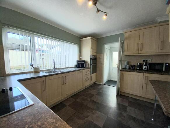 2 Moreton Park Kitchen.jpg