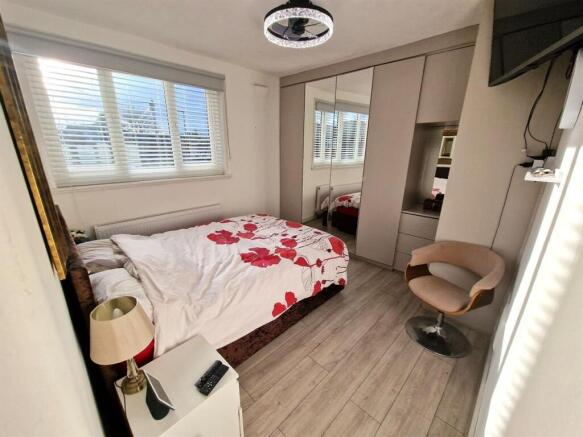 A cozy and well-maintained double bedroom featu...
