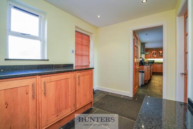5 bed Detached for sale Image 8