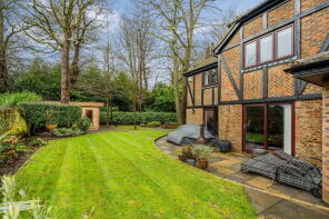 11, Harpurs, Tadworth KT20 5UD