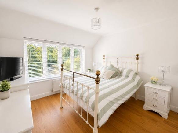 5 bed Detached for sale Image 12
