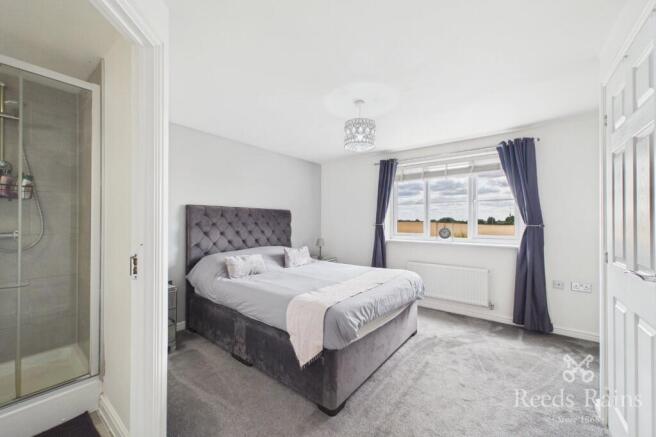 4 bed Detached for sale Image 11