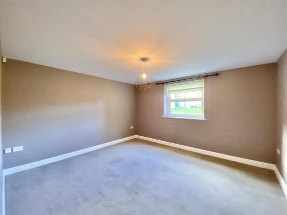 4 bed Detached for sale Image 9