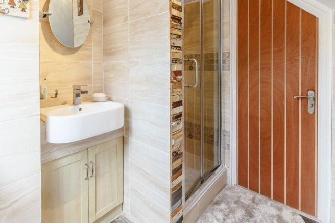 En-suite showe...