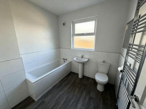 3 bed Terraced to rent Image 4