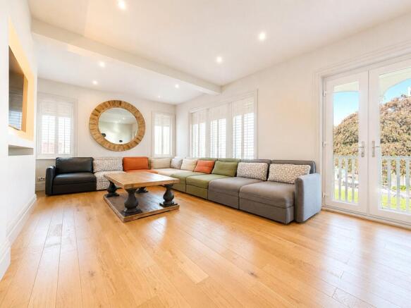 4 bed Apartment for sale Image 8