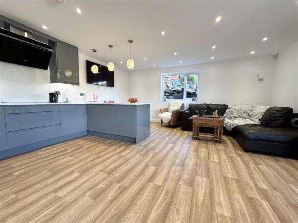 5 bed Detached for sale Image 11