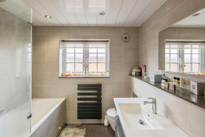 5 bed Detached for sale Image 11