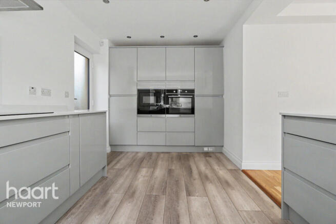5 bed Detached for sale Image 7