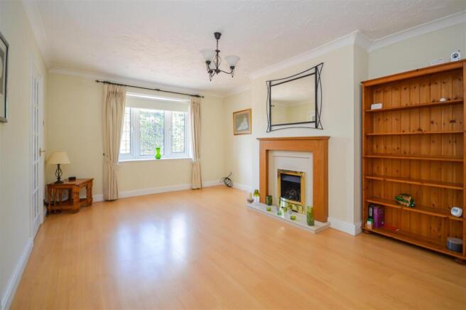 4 bed Detached for sale Image 4