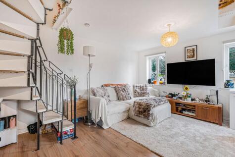 Salisbury Close, Alton, Hampshire