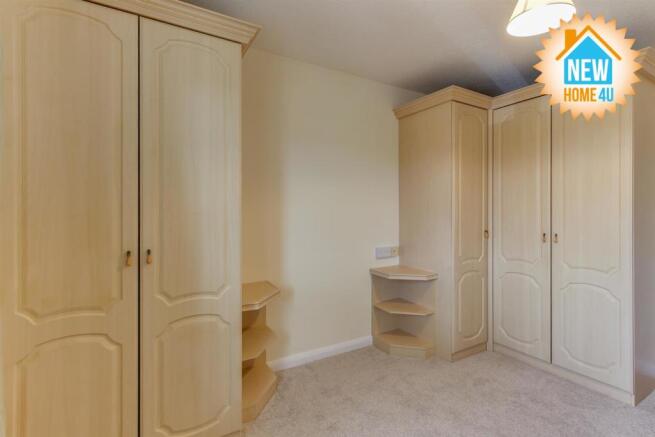 MAIN BEDROOM: