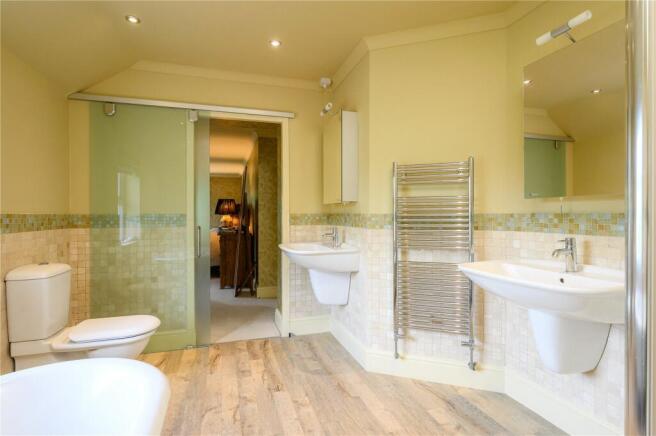 5 bed Detached for sale Image 12