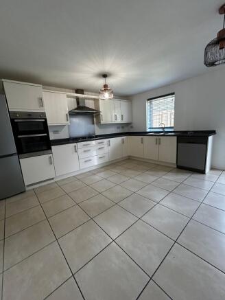 4 bed Detached to rent Image 4