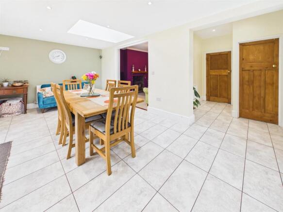 KITCHEN DINER