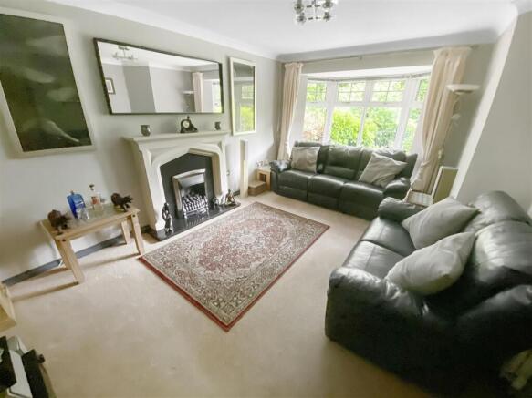 Living Room (2).jpg