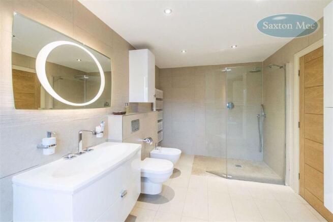 EN SUITE BATHROOM