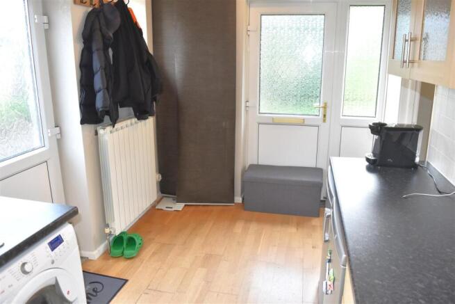 2 bed Semi-Detached Bungalow to rent Image 6