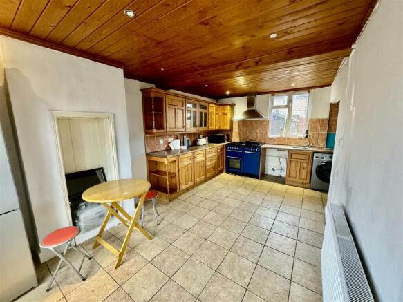 Kitchen/ Dining Room